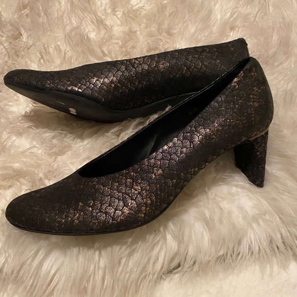 Vaneli Shoes - New Vaneli golden and grey reptile suede sz 9.5